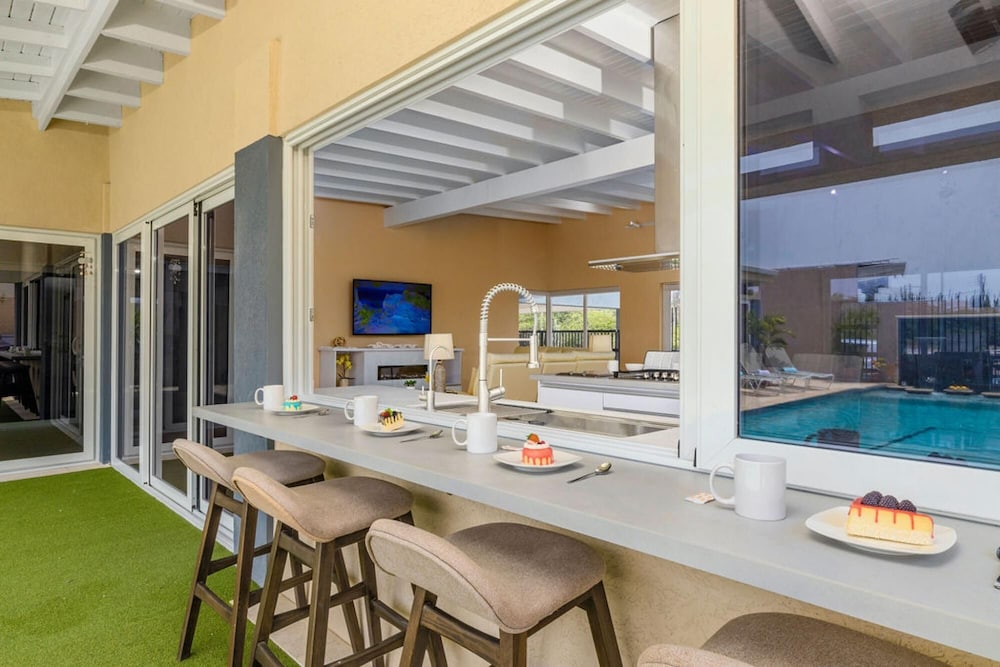 Villa Blue Topaz - Oasis With Pool Hot tub Sauna