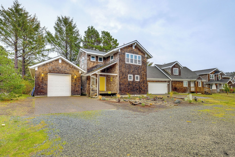 Rockaway Beach Home w/ Hot Tub: 4 Blocks to Beach!