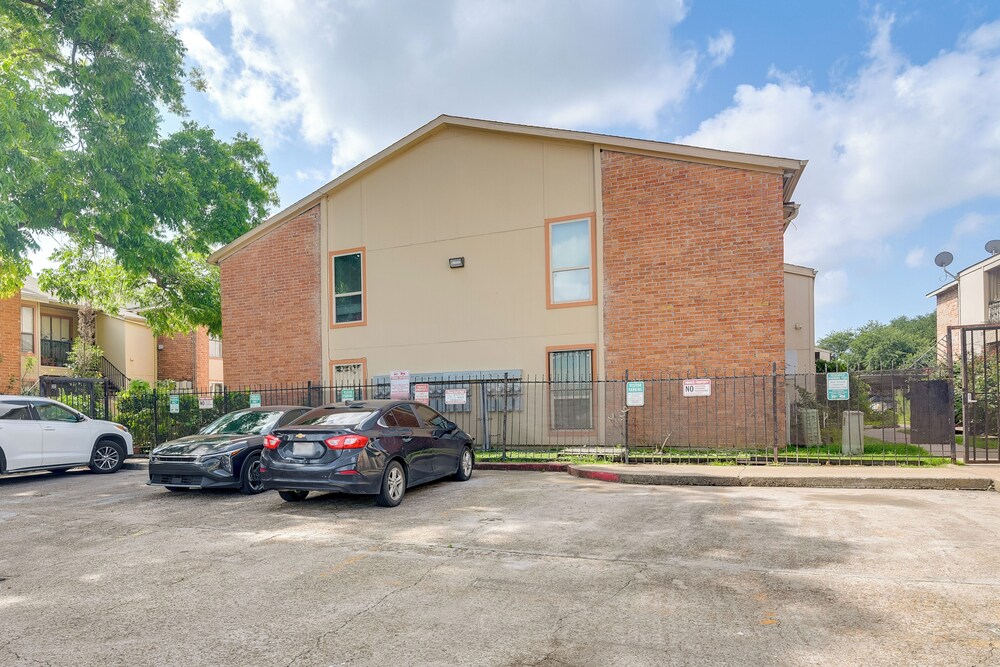 15 Mi to Dtwn Houston: Condo in Gated Community