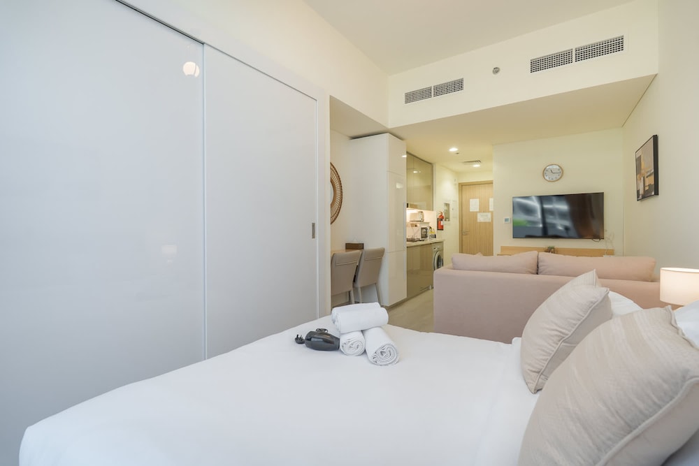 Stylish Studio Retreat in Riviera 33 Near Downtown