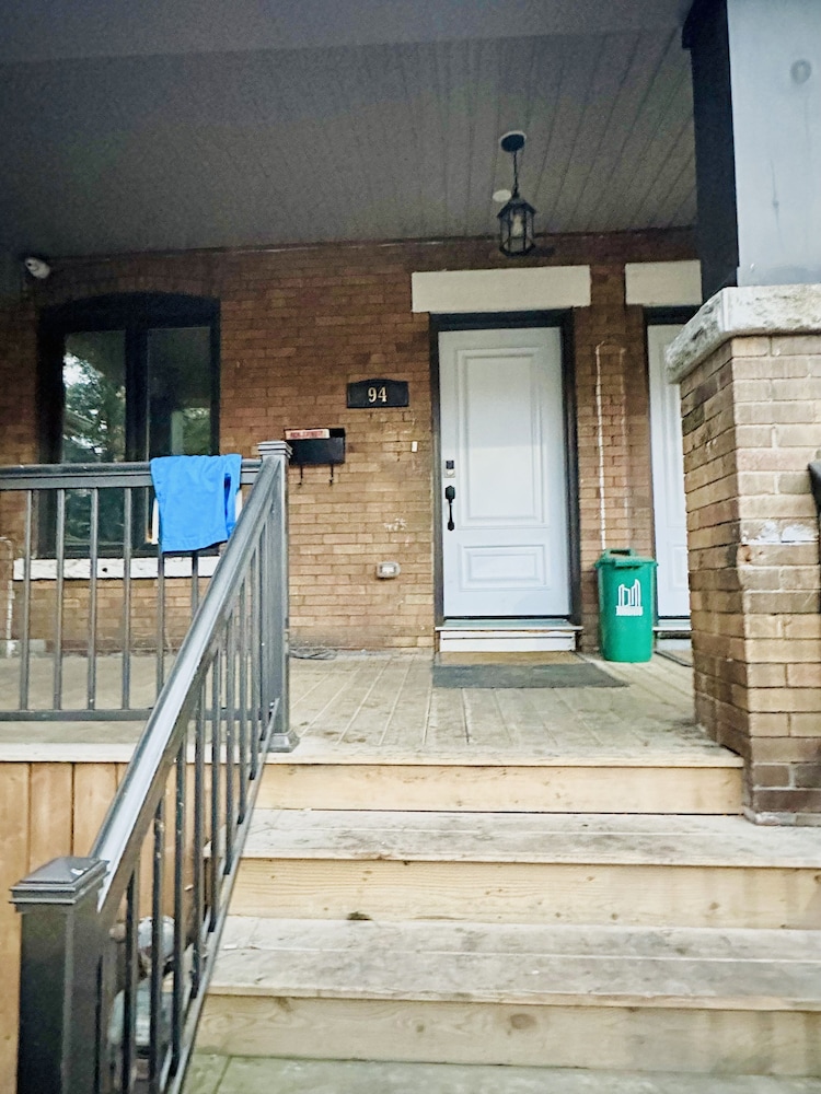 Toronto Furnished Rooms - Image 2