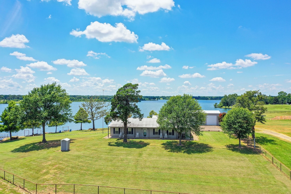 Van Vacation Retreat w/ Private 300-acre Lake! view 5