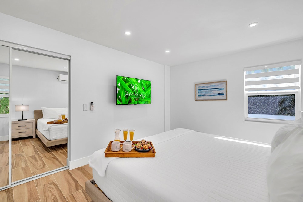Beach Condo King Bed Lush Patio w BBQ Birch Key Five