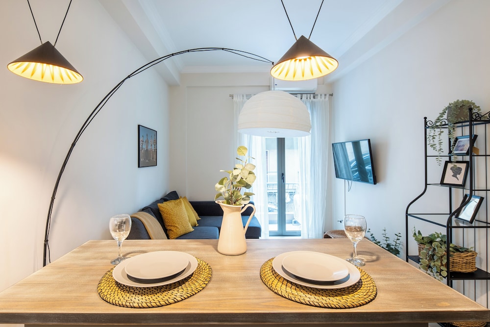 The Beatles 2-BR Apartment in Athens