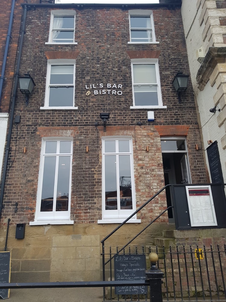 Lil's Bar and Bistro