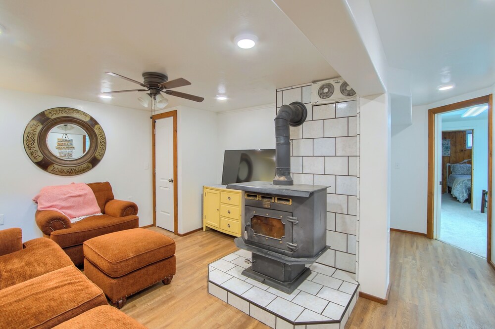 Group Getaway w/ Mtn Views: Home in Circleville!