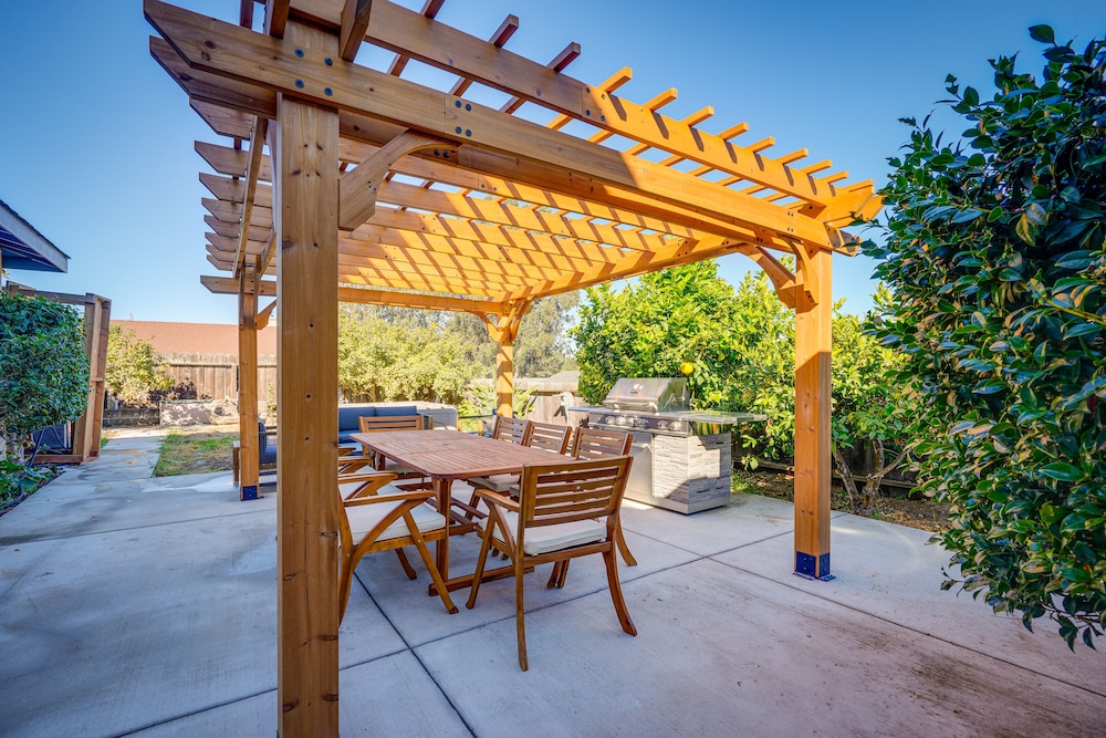 Seaside Home w/ Hot Tub & Patio: Close to Beaches! view 2