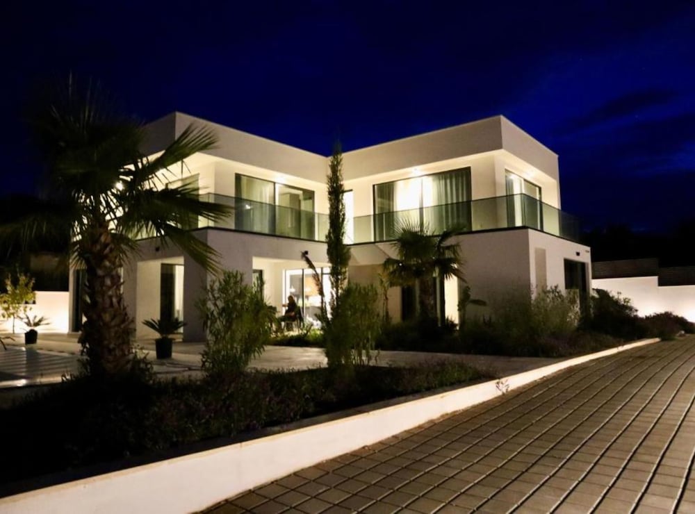 Sunset Villa Aves With Pool, Gym and Sauna