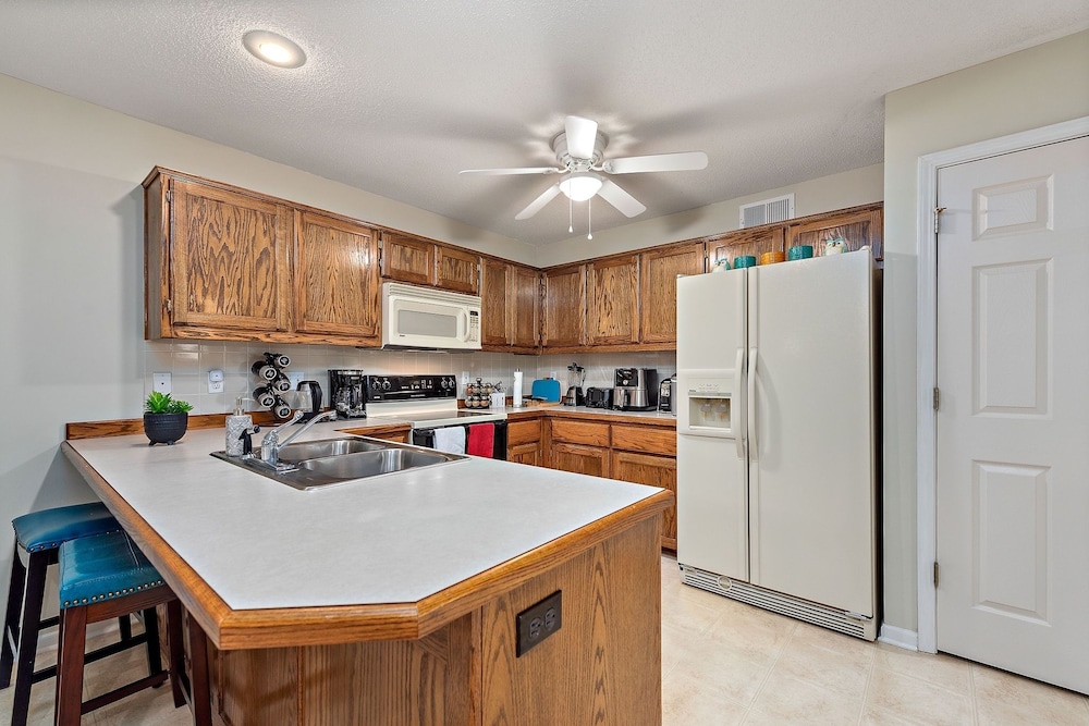 Beautiful Townhome 11 Minutes To Downtown 3 Bedroom Townhouse