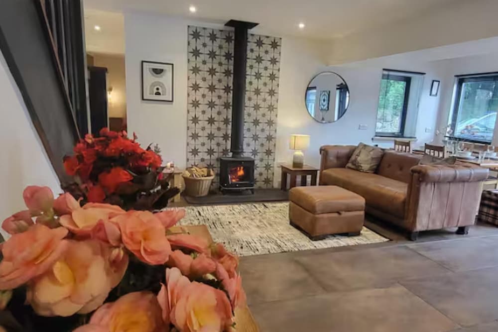 3 Bed House - Sea Views, Balcony, Parking, Pets