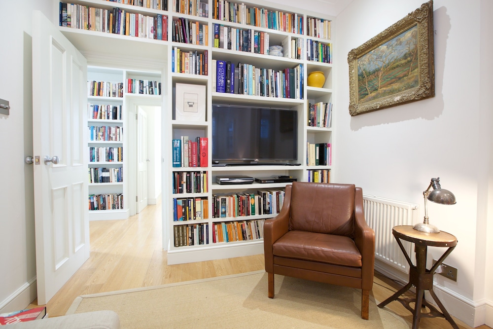 JOIVY English Retro 2BR Apt Near Battersea Park
