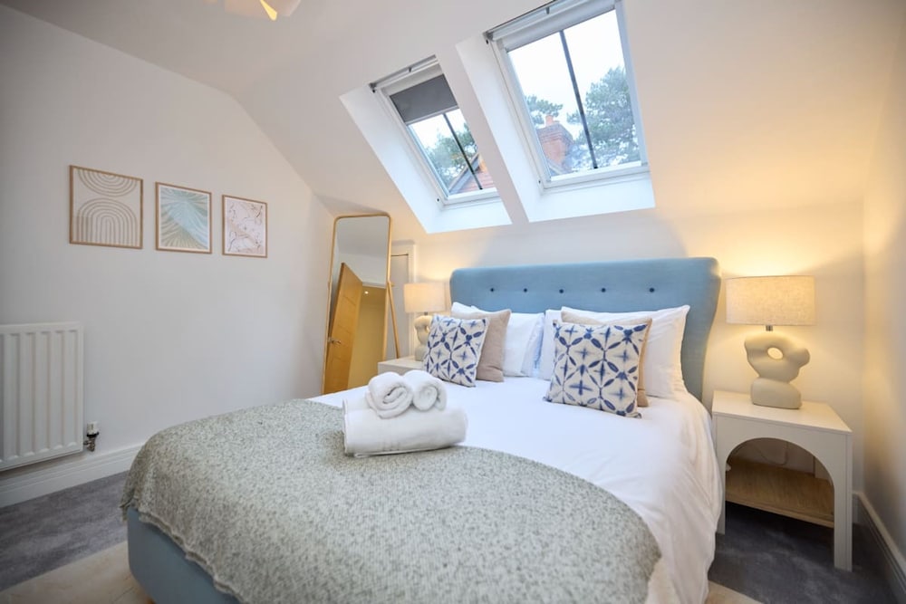 The Ascot Escape - Stylish 4bdr With Courtyard