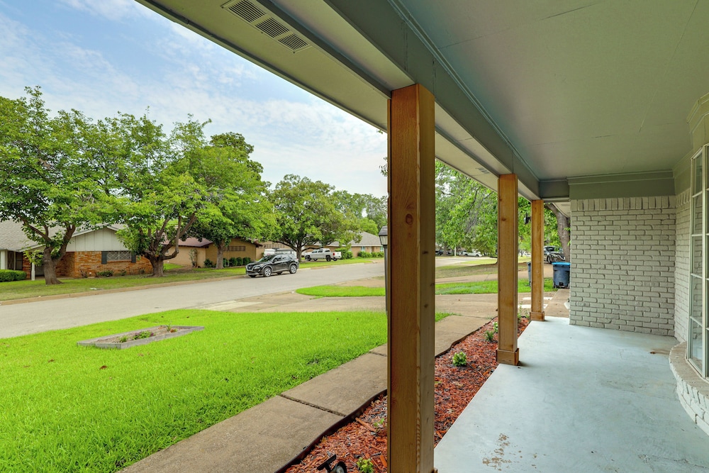 Near Shops & Eats: Commuter-friendly Fwtx Home