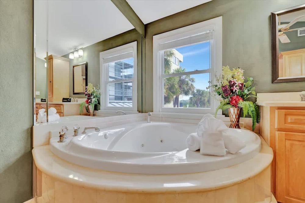 Stones Throw Beachfront Premier Suite 4 Views