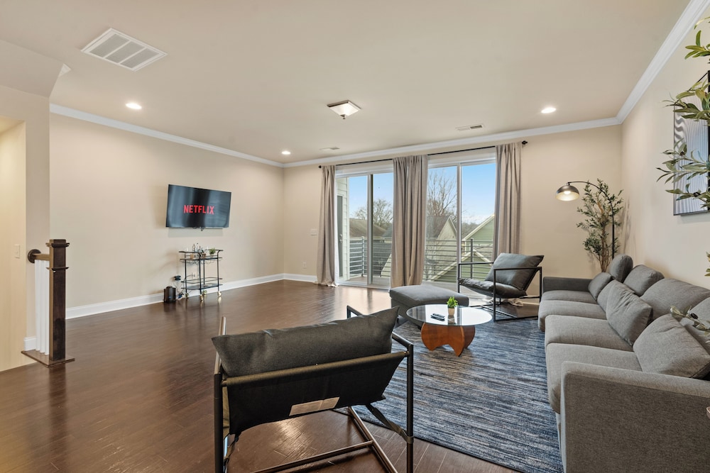 Luxe 3BR Townhouse in Camp North End