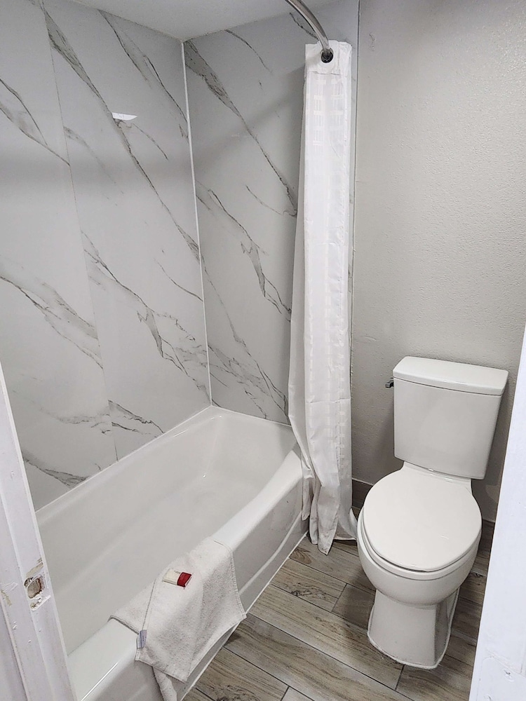San Antonio Vacations - Americas Best Value Inn Longview - Property Image 4