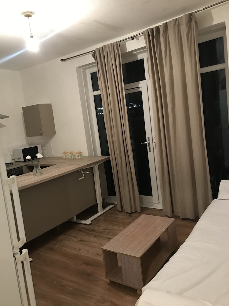 Charming 3-bed Flat in London