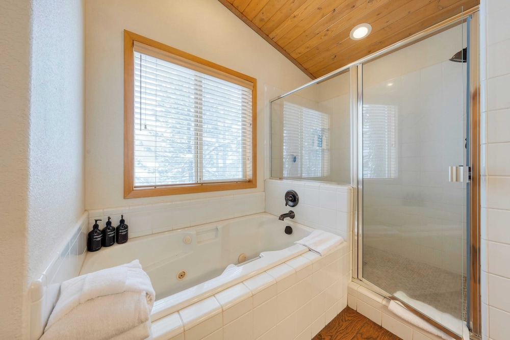 Cabin Retreat w/ Hot Tub & Fireplace - Near Northstar and Downtown Truckee