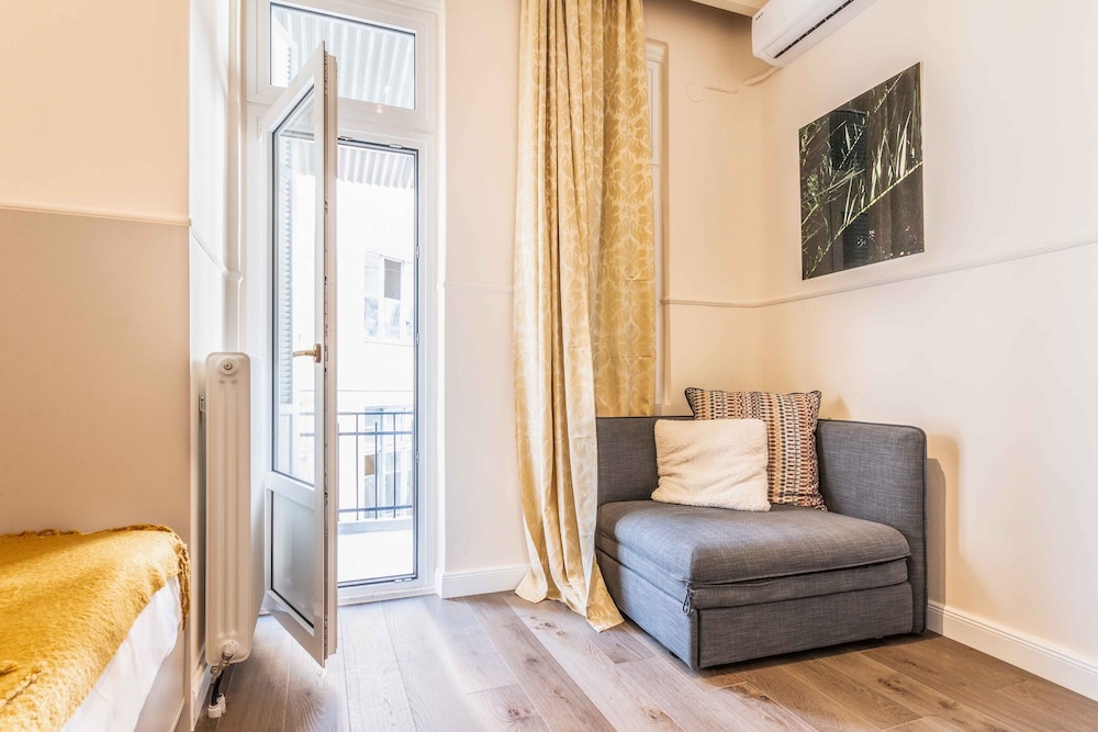halu! Stylish & Bright Centre Home view 2