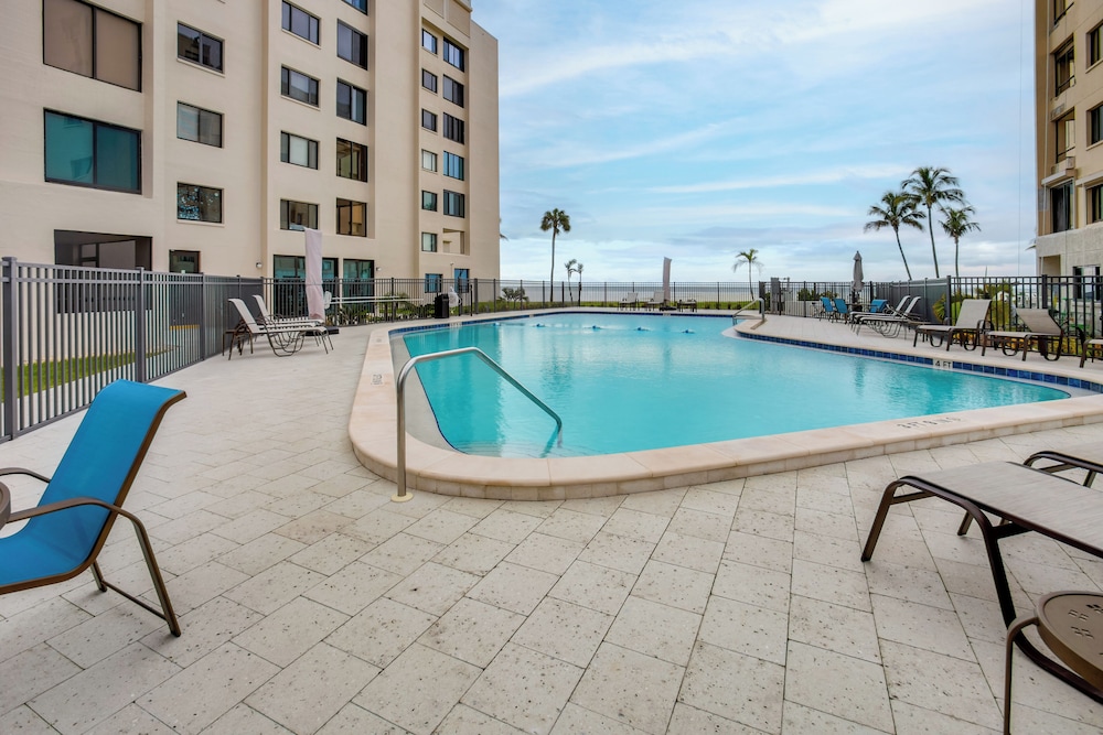 4 Mi to Lovers Key SP: Modern Condo w/ Ocean Views