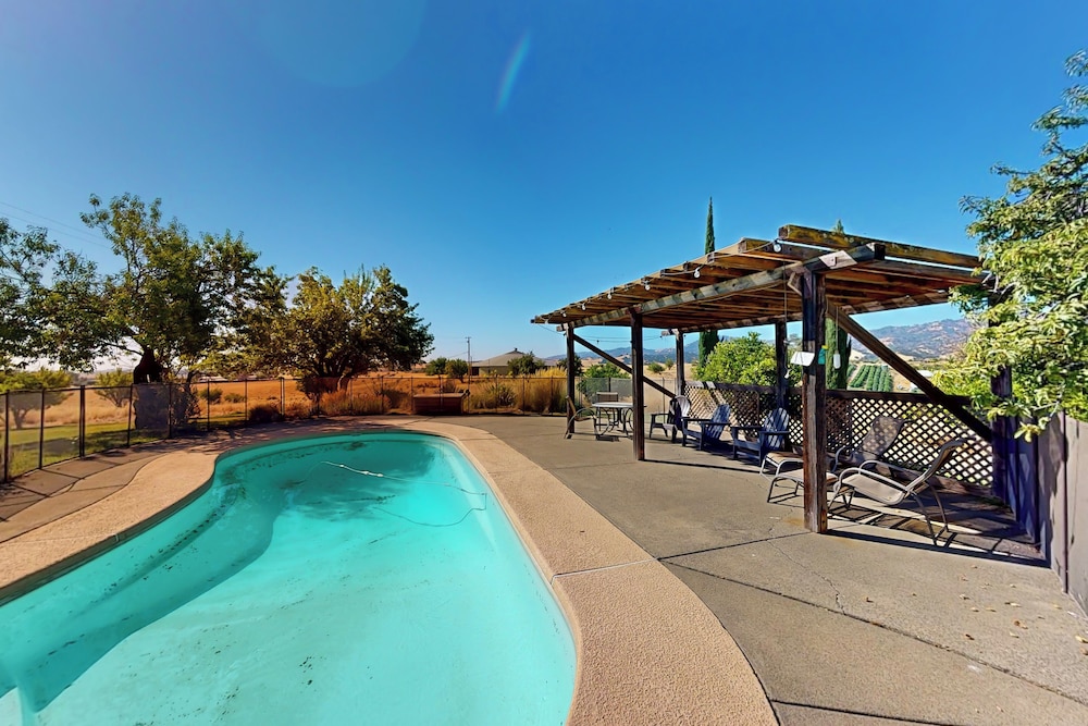 4BR Sierras-view Home w/ Pool & A/C - Dogs OK