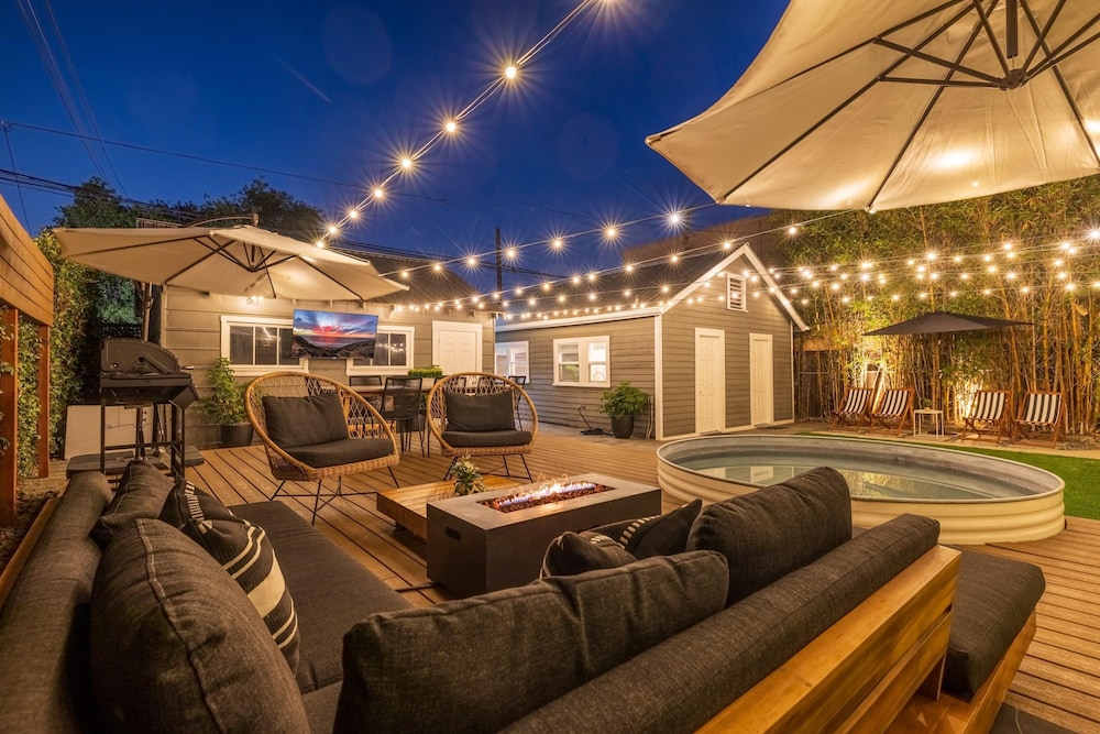 Designer Luxe Compound w Pool-steps to Best Dining