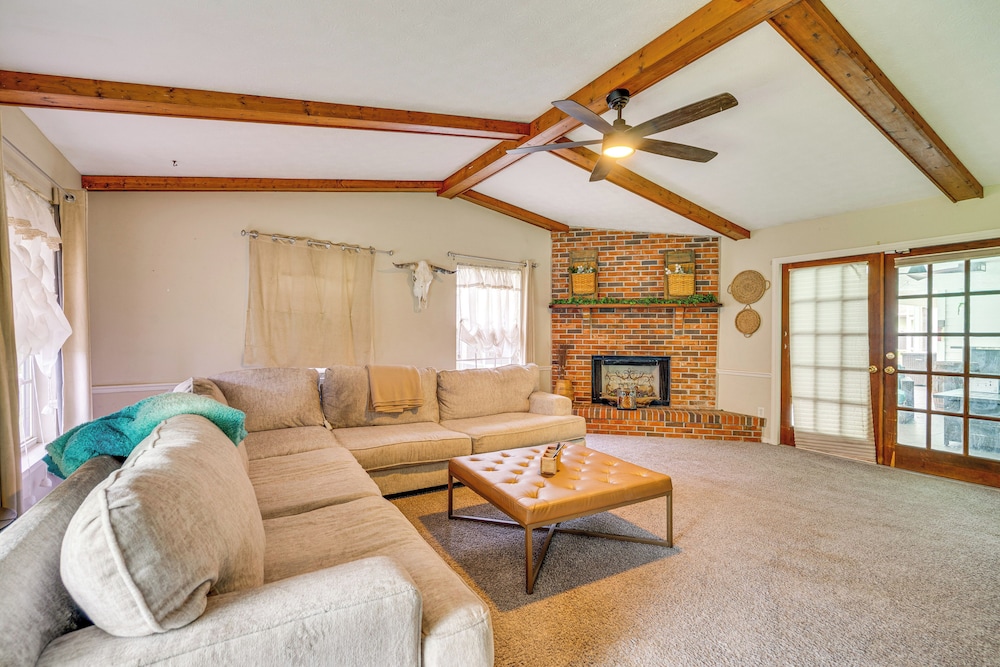 Private Pool & Yard: Family Retreat in Cape Coral