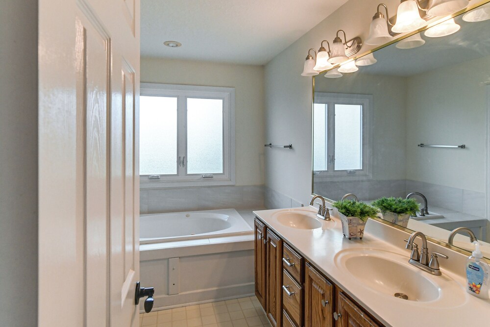Des Moines Suburb Stay w/ Spacious Layout & Deck!
