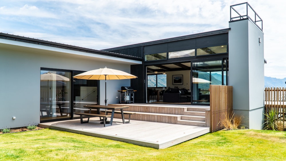 Farrant Drive - Sleeps 8 - Lake & Mountain Views - Modern & Stylish view 4