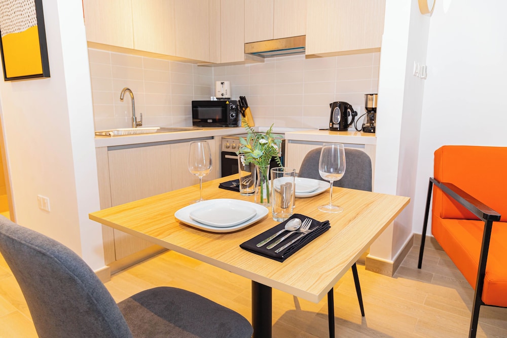 Bloomfields Modern STU in Waters Edge