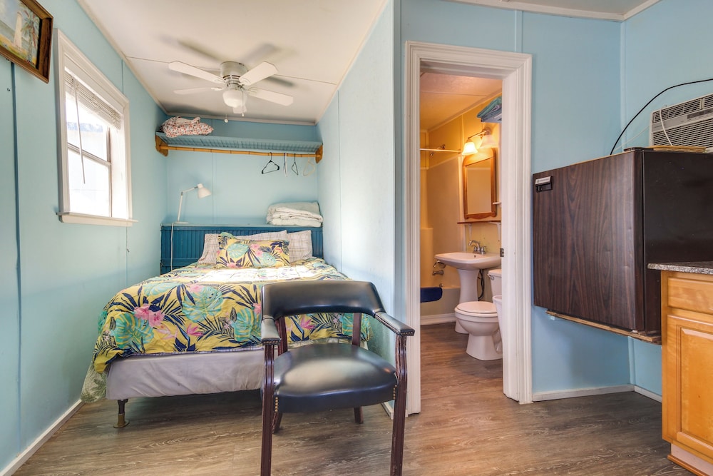 Studio ~ 5 Mi to Waveland Beach & Pier!
