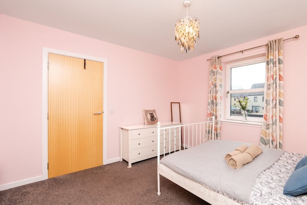 3 Bedroom House - Free Parking