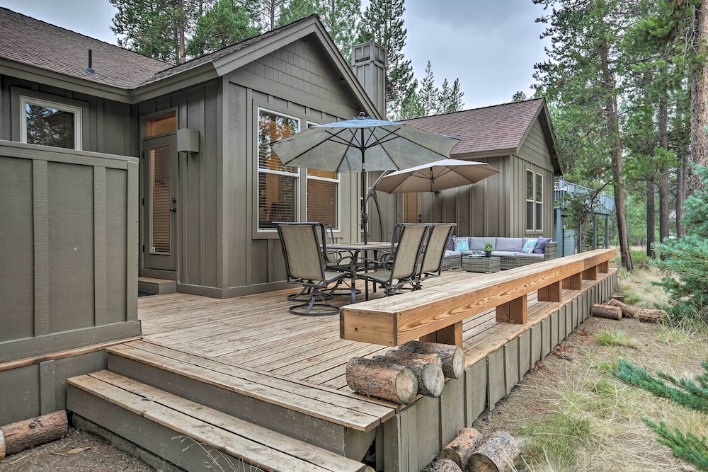 Spacious Sunriver Home w/ Hot Tub & Gas Grill view 2