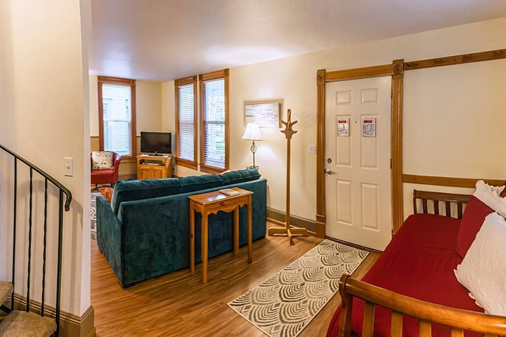 Ashland Vacations - Oak Sherwin House Near OSF - Property Image 8