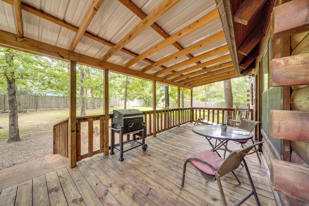 3 Mi to State Park & Lake: Broken Bow Cabin!