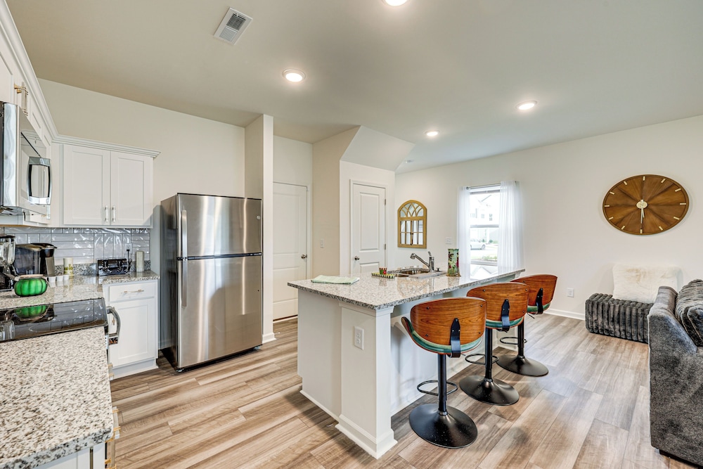 Screened Patio: Townhome 3 Mi to Dtwn Wilson!