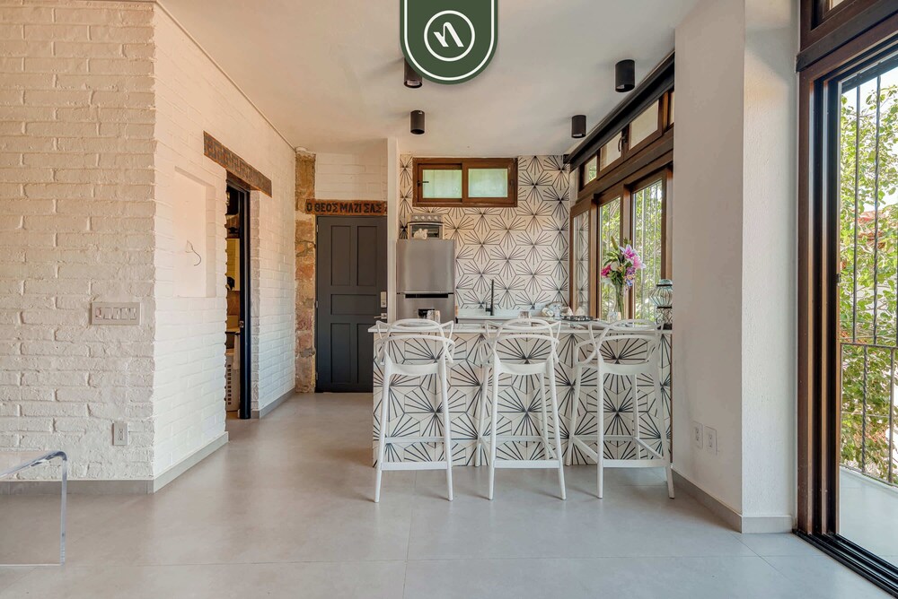 1 BR Mountain Retreat - 5 min to Beach - Pool