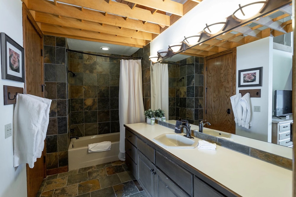 Pinnacle at Deer Valley Resort - Four Bedroom Condo with Hot Tub #1263 4 Condo