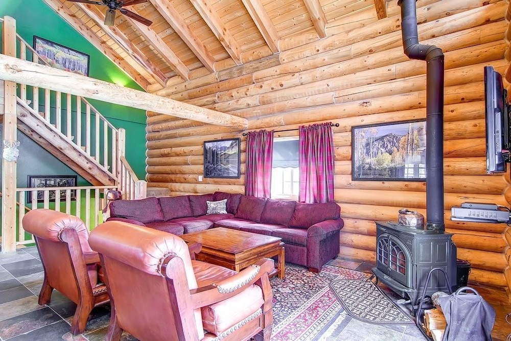 Snowshoe 4 Bedroom Home by RedAwning