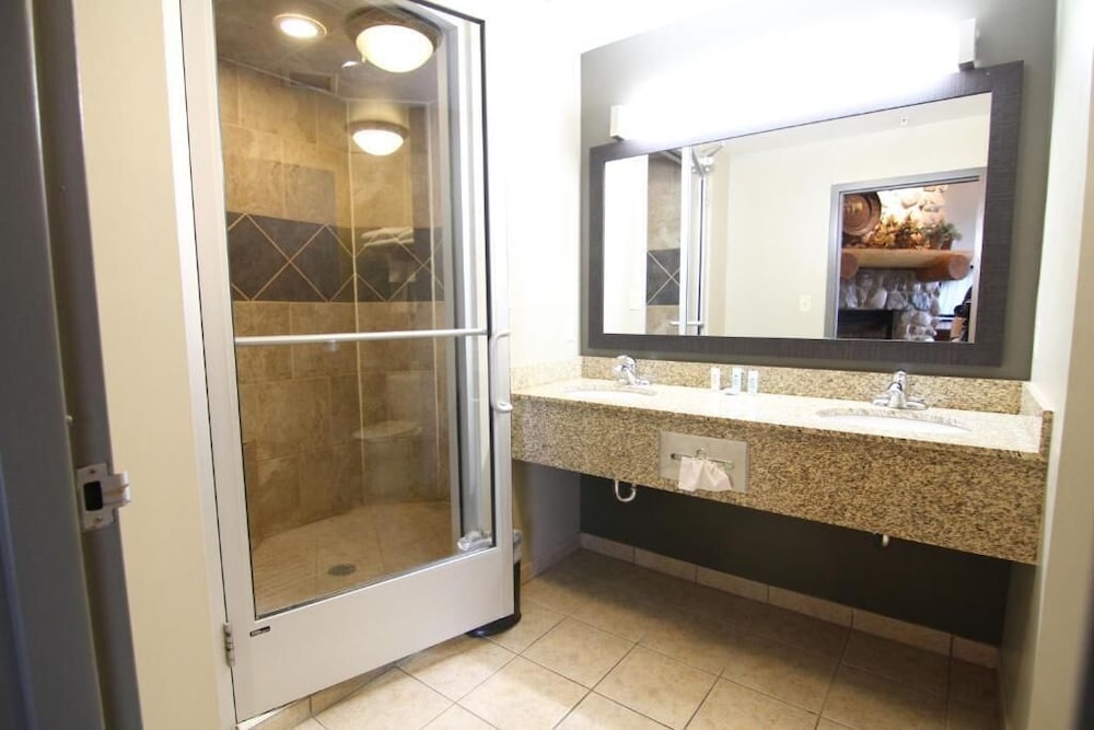 Evansville Vacations - Casper C'mon Inn Hotel  Suites - Property Image 3