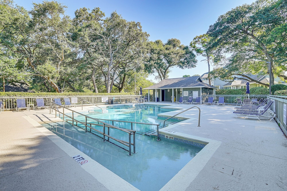 Unwind Poolside & Walk to Ocean! Myrtle Beach Unit