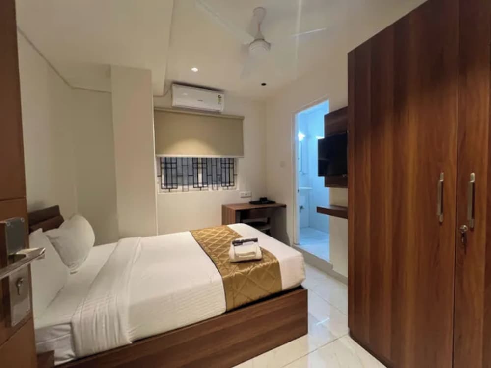 Fabhotel Serenity I