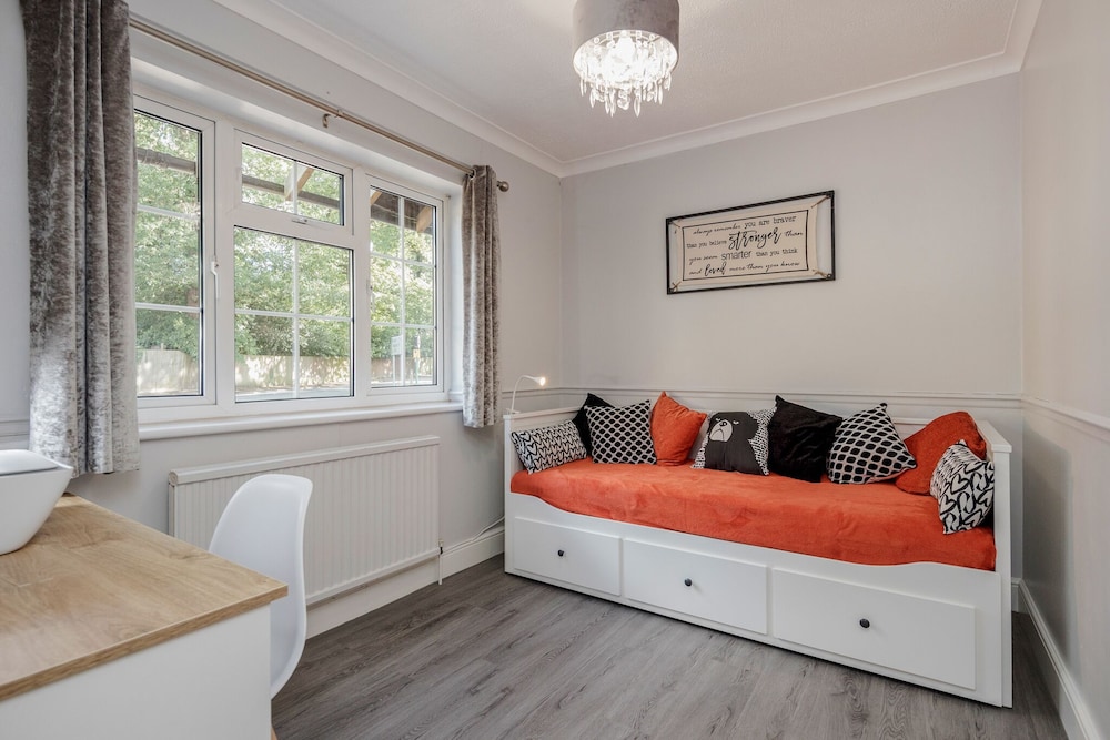 Ascot Pet Friendly 4 Bed House Parking view 2