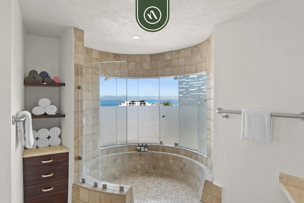 Stunning 2 BR Condo - Oceanview Terrace - Downtown