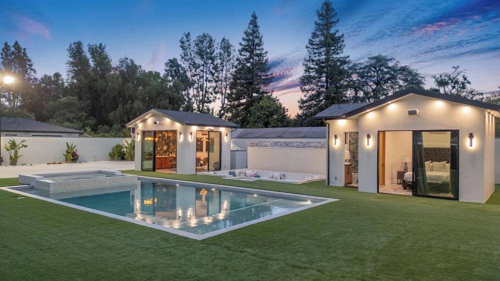 Villa Califa - Resort-style Living w/ Private Pool, Spa & Theater