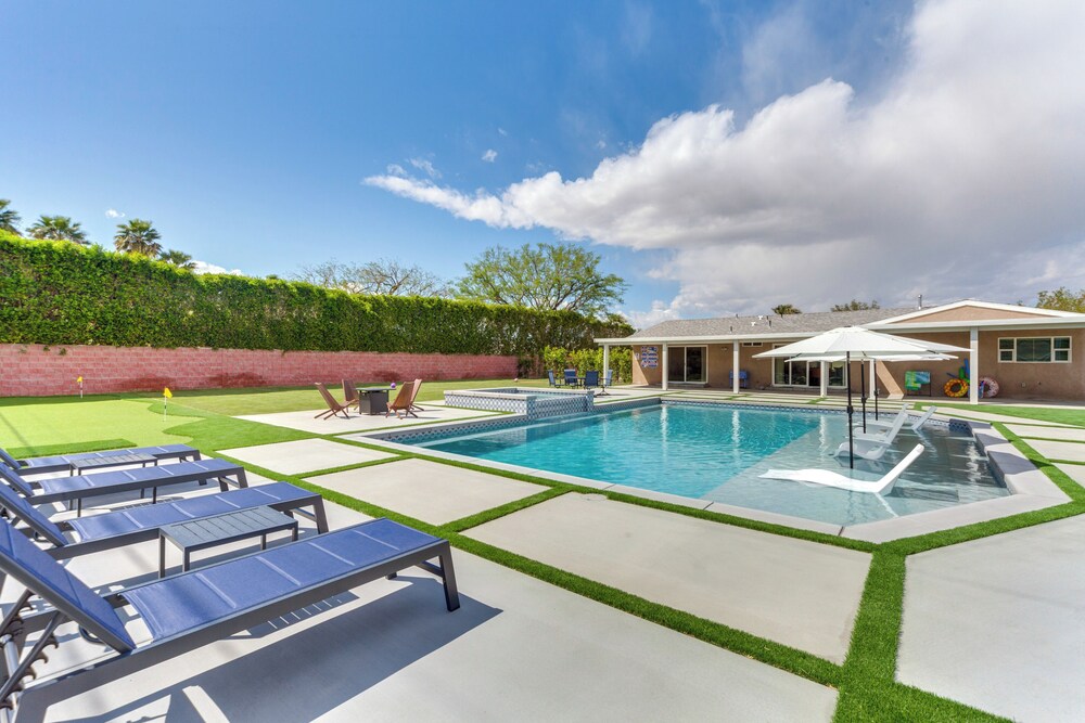 Outdoor Entertainment: Palm Springs Group Escape