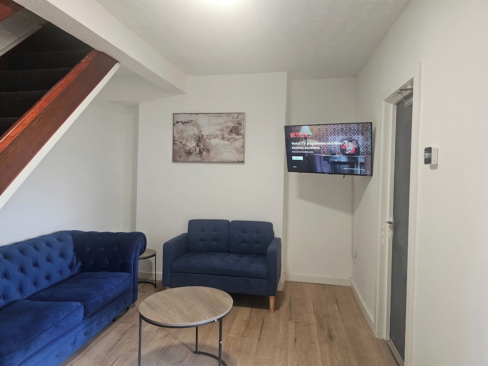 Large and Peaceful 4-bedroom House in Bridgend