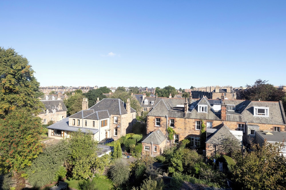 Delightful 3-bed Flat with Parking
