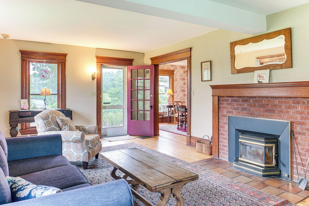 2 Mi to Chardon Square: Spacious Farmhouse