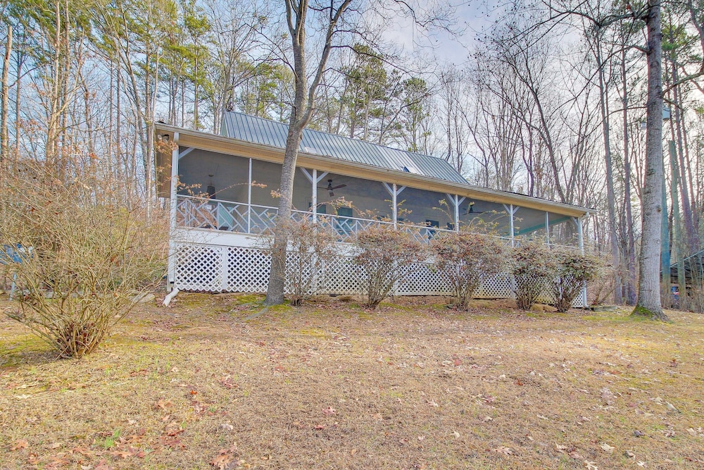 Dog-friendly Home Near Carters Lake w/ Amenities view 4